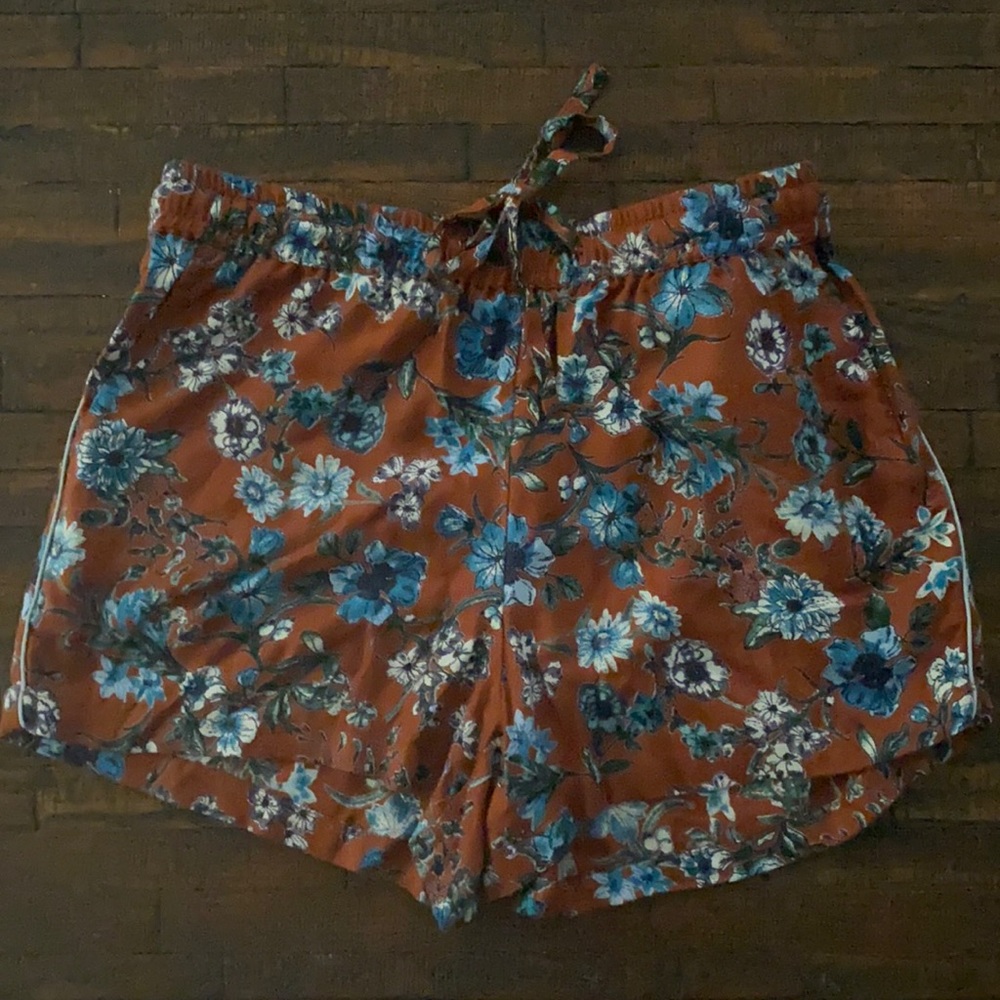 Women’s floral drawstrings shorts